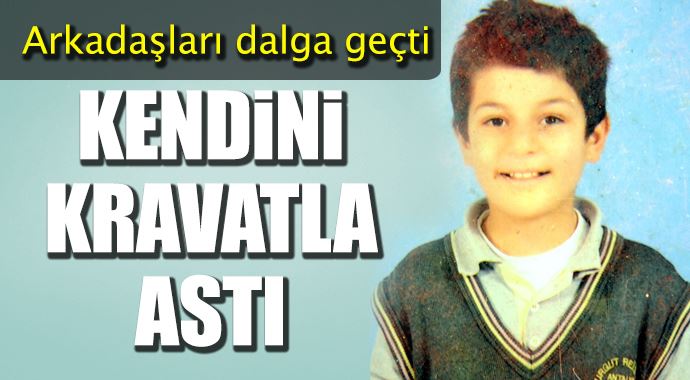 Arkadaşları dalga geçince kendini kravatı ile astı!