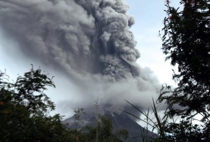 Sinabung Yanardağı faaliyete geçti, 2 kilometre kül püskürttü