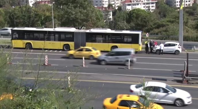 Metrobüs köprüde kaza yaptı! Metrobüs köprüde kaza yaptı!
