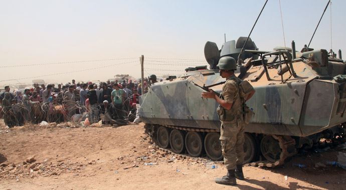 Asker kuleden indi, namlular sınıra bakıyor