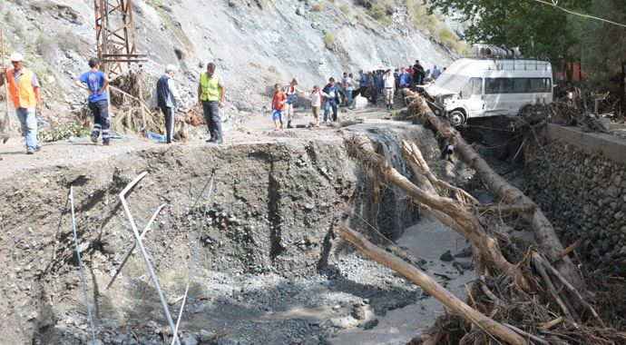 Gök delindi, Erzin&#039;i su yuttu: 4 ölü, 1 kayıp