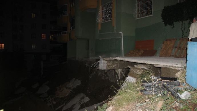 Ankara'da duvar çöktü, millet deprem sanıp sokağa atladı Ankara'da duvar çöktü, millet deprem sanıp sokağa atladı