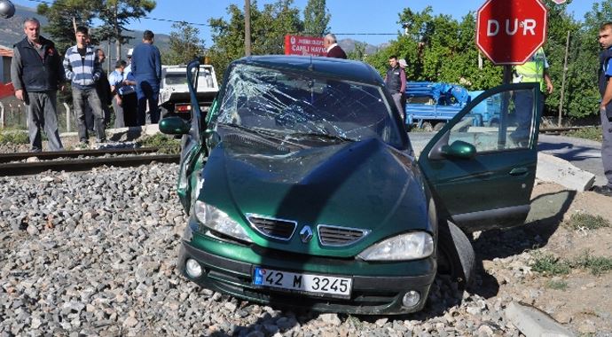 Tren otomobil çarpıştı! 2 yaralı Tren otomobil çarpıştı! 2 yaralı