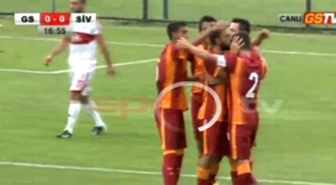 Emre golünü attı, Sabri&#039;yi alnından öptü!