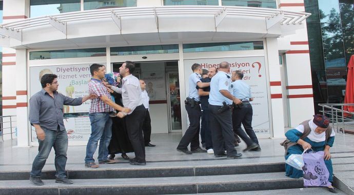 Öğretmen ve gazeteciye hastane dayağı Öğretmen ve gazeteciye hastane dayağı