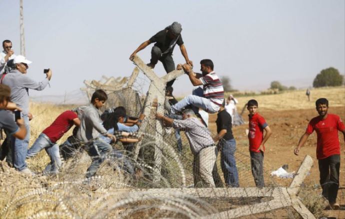 Sınır tellerini yıkıp Kobani'ye geçtiler Sınır tellerini yıkıp Kobani'ye geçtiler