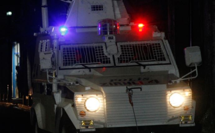Diyarbakır'da polis aracına bombalı saldırı Diyarbakır'da polis aracına bombalı saldırı