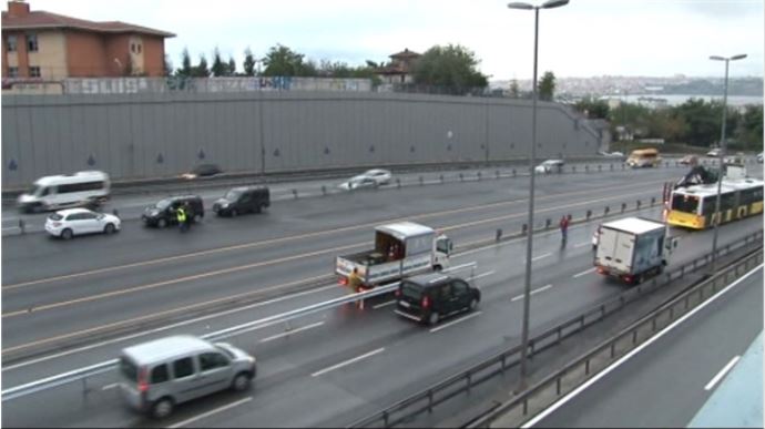 İstanbul&#039;lunun çilesi bitmiyor! Metrobüsler çalışmaları...