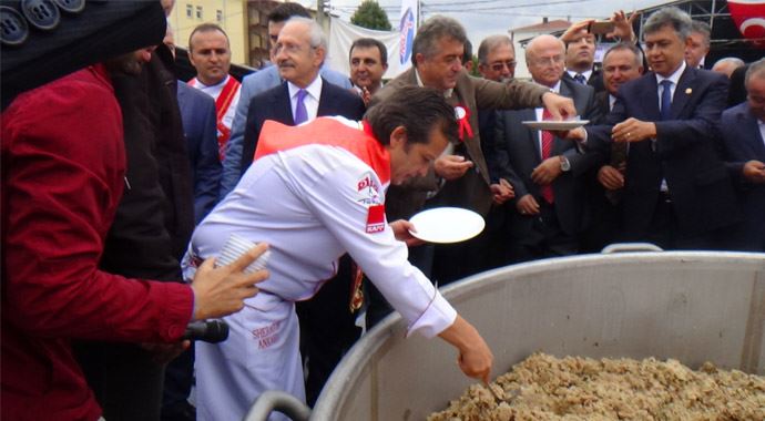 Kılıçdaroğlu en büyük pilavın tadına baktı