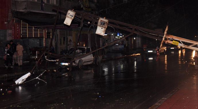 Adana fırtına yıkıp geçti