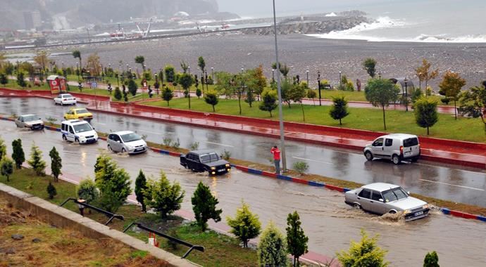 Zonguldak da sele teslim oldu, araçlar mahsur kaldı