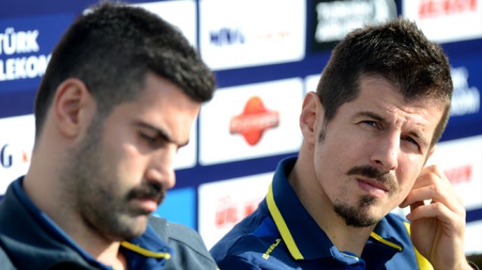 Fenerbahçe'den Emre ve Volkan açıklaması Fenerbahçe'den Emre ve Volkan açıklaması