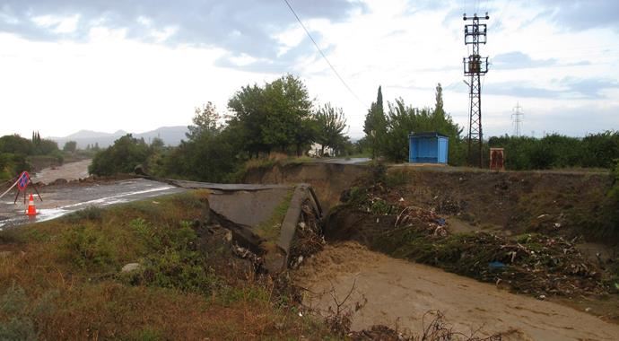 Hatay'da sel köprüleri yıktı Hatay'da sel köprüleri yıktı