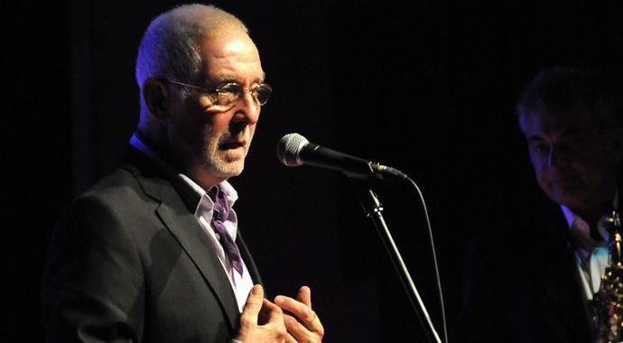 İlhan Şeşen'in sahnede başına gelen şanssızlık İlhan Şeşen'in sahnede başına gelen şanssızlık