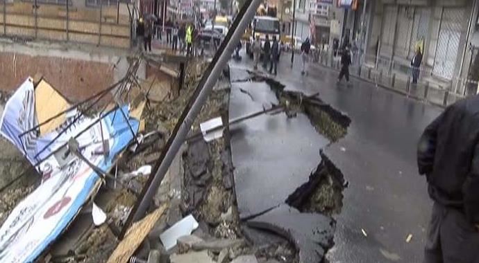 Küçükçekmece&#039;de yol çöktü, araçlar çukura düştü