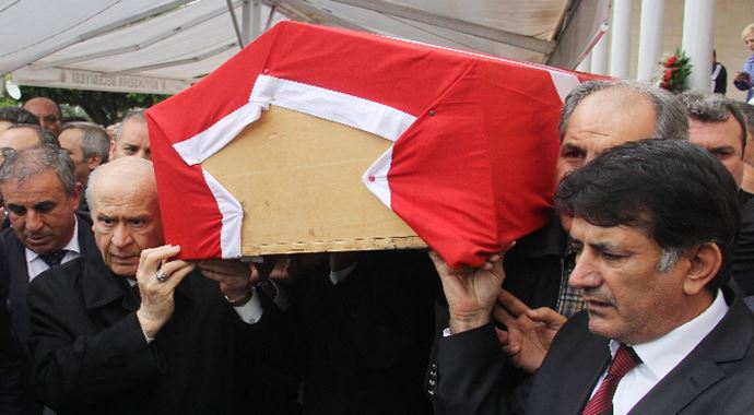Bahçeli, Recai Yıldırım'ın tabutuna omuz verdi Bahçeli, Recai Yıldırım'ın tabutuna omuz verdi