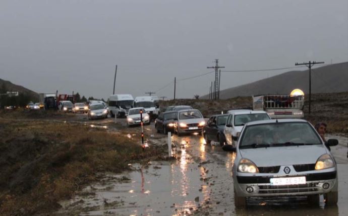 O yol ulaşıma kapandı, yüzlerce araç mahsur O yol ulaşıma kapandı, yüzlerce araç mahsur