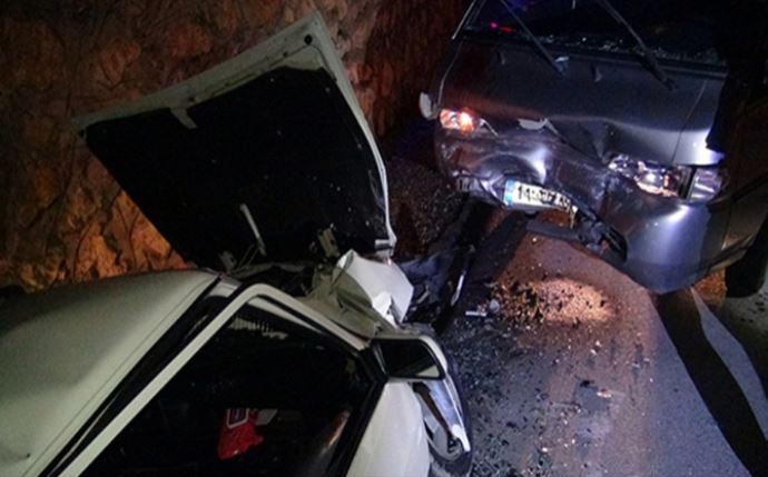 Kafa kafaya çarpıştılar: 5 yaralı Kafa kafaya çarpıştılar: 5 yaralı