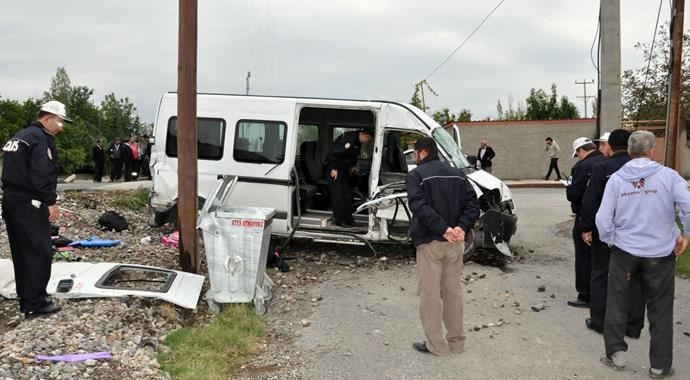Tren öğrenci servisine çarptı, ölü ve çok sayıda yaralı var