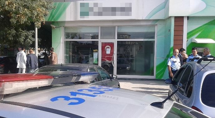Duvarı delip banka soydular