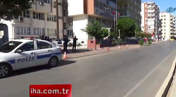 Gözaltına alınan polislere paravanlı engel