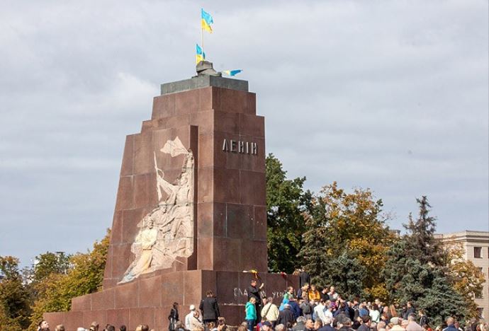 Ukrayna&#039;da sökülen Lenin heykeli yeniden yapılacak