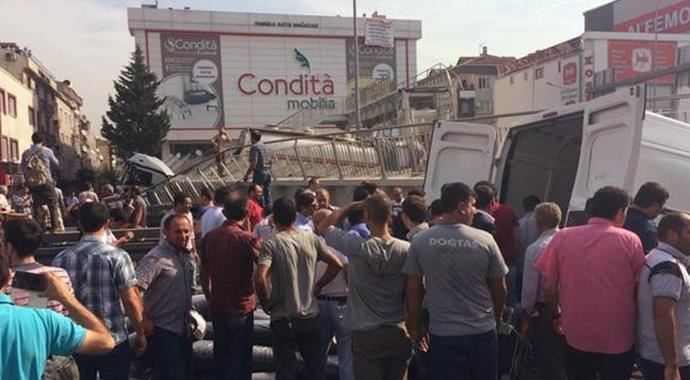 Avcılar'da üst geçit çöktü ölü ve yaralılar var - işte o an
