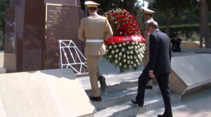 Erdoğan, Haydar Aliyev'in kabrini ziyaret etti Erdoğan, Haydar Aliyev'in kabrini ziyaret etti