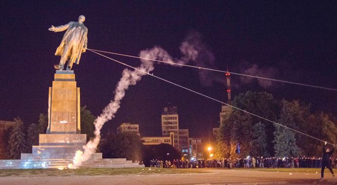 Lenin&#039;i 3 saatte devirdiler