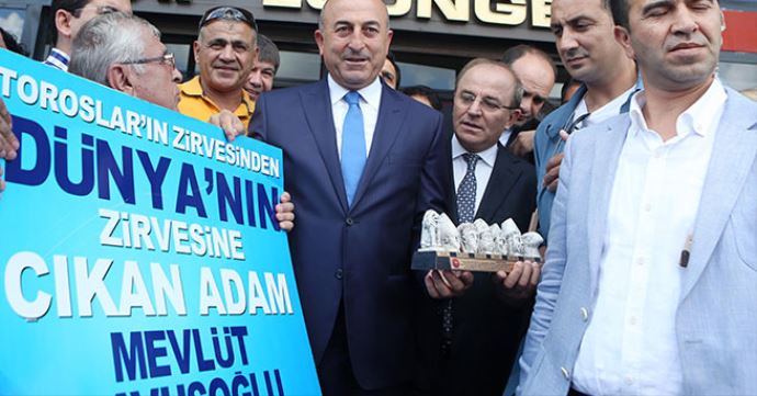 Bakan Çavuşoğlu'nu böyle karşıladılar