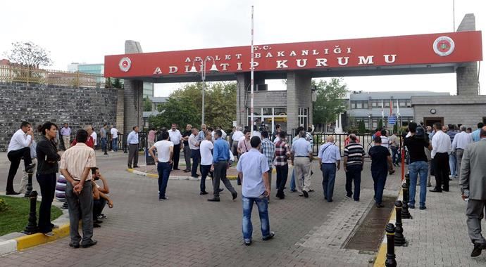 Asansör kazasında ölen işçiler ailelerine teslim ediliyor Asansör kazasında ölen işçiler ailelerine teslim ediliyor