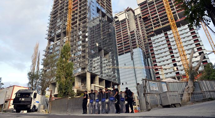 Asansör faciasının yaşandığı inşaatta tüm faaliyetler durduruldu Asansör faciasının yaşandığı inşaatta tüm faaliyetler durduruldu