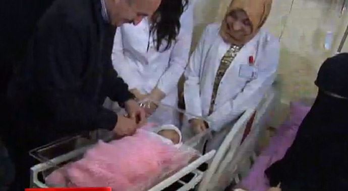 Bakan Müezzinoğlu'ndan ilk doğan bebeğe altın Bakan Müezzinoğlu'ndan ilk doğan bebeğe altın