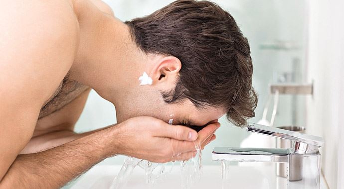 Göz yanıklarında başınızı su dolu lavaboya sokun Göz yanıklarında başınızı su dolu lavaboya sokun