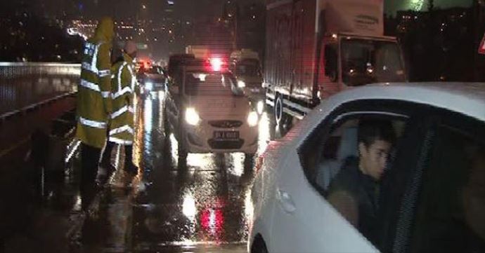 Boğiziçi Köprüsü'ndeki kutlamaya polis engeli Boğiziçi Köprüsü'ndeki kutlamaya polis engeli