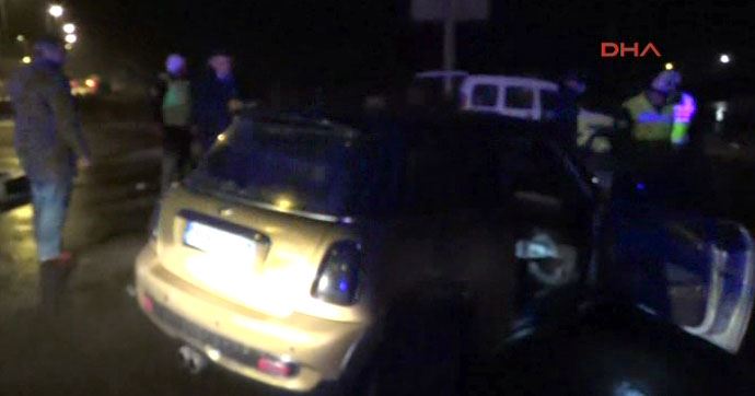 Polis, kaçan 2 kişiyi ayaklarından vurdu Polis, kaçan 2 kişiyi ayaklarından vurdu