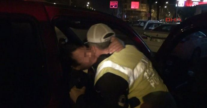 Ters yola giren şarhoş muhtar, polisi öperek cezaya direndi Ters yola giren şarhoş muhtar, polisi öperek cezaya direndi