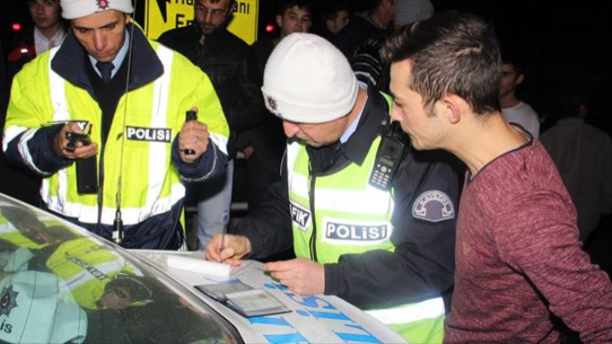 Yılın ilk cezası otomobilin camından sarkan yolcuya Yılın ilk cezası otomobilin camından sarkan yolcuya