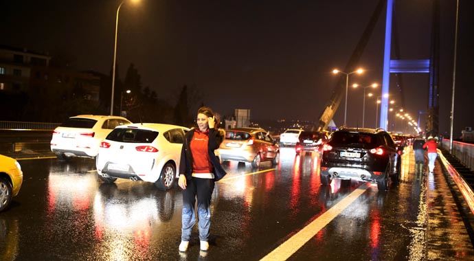 Polis araçtan indirmedi! Polis araçtan indirmedi!