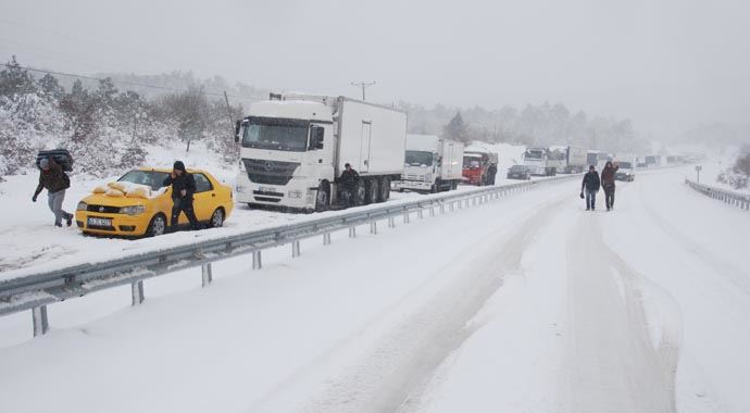 İzmir yolu 45 saat sonra açıldı İzmir yolu 45 saat sonra açıldı