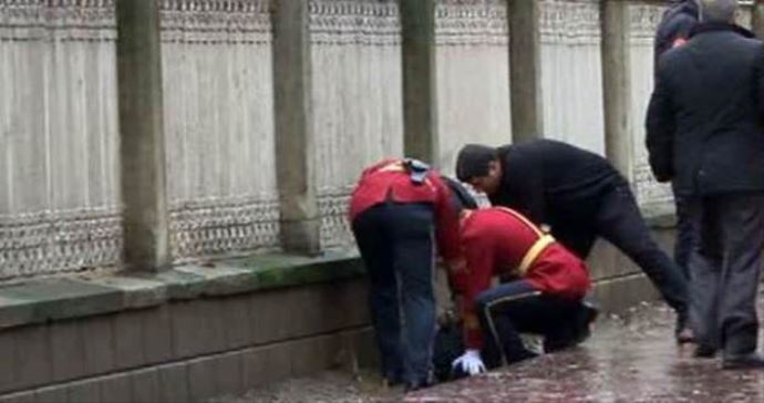 Dolmabahçe'de bombalı saldırgan paniği Dolmabahçe'de bombalı saldırgan paniği