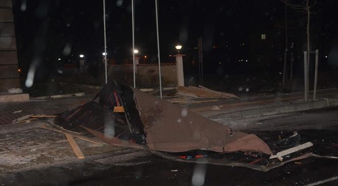 Apartmanın çatısı uçtu, deprem oldu sandılar