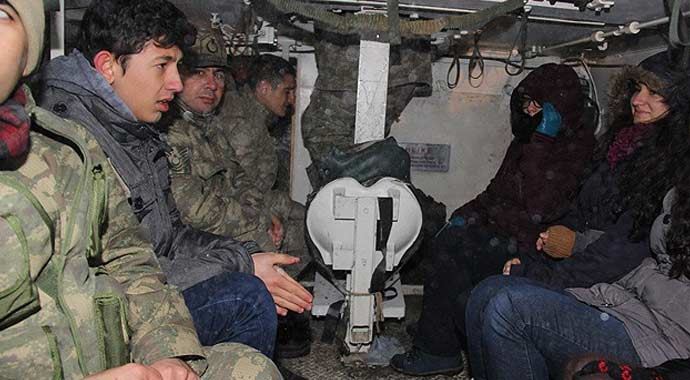 Yolda kalan 224 kişi zırhlı araçlarla kurtarıldı Yolda kalan 224 kişi zırhlı araçlarla kurtarıldı
