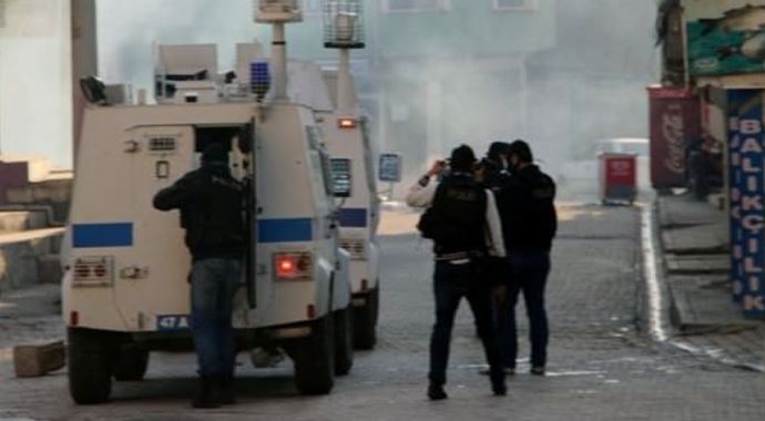 Mardin'de polise taş ve havai fişeklerle saldırdılar