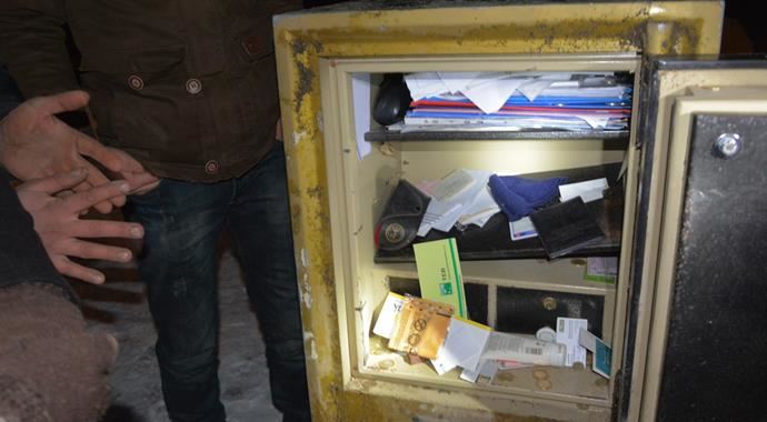 Çaldıkları kasayı açamayınca bakın ne yapmışlar! Çaldıkları kasayı açamayınca bakın ne yapmışlar!