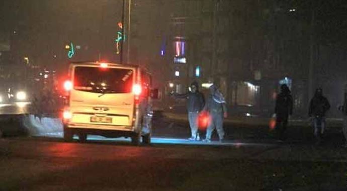 Yol kesen PKK'lılar polisi karşılarında görünce... Yol kesen PKK'lılar polisi karşılarında görünce...