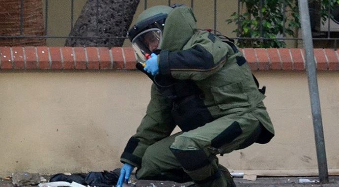 Alışveriş merkezi önünde bomba paniği