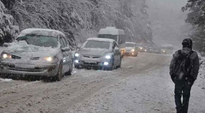 Buz tutan yollarda araçlar mahsur Buz tutan yollarda araçlar mahsur