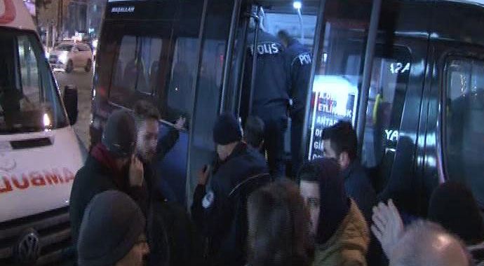 Yolcu minibüsüne ateş açtılar: 2 yaralı Yolcu minibüsüne ateş açtılar: 2 yaralı