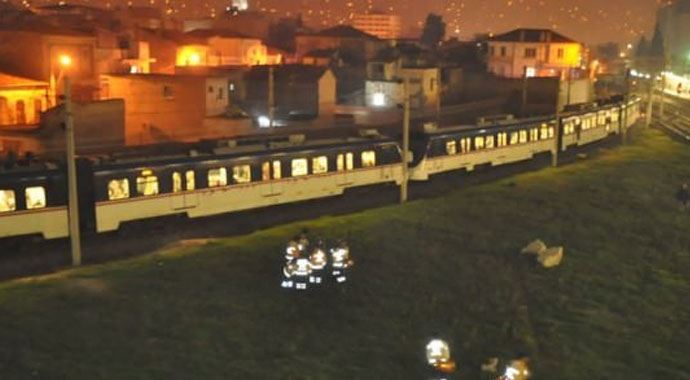 İZBAN arızalandı, yolcular mahsur kaldı İZBAN arızalandı, yolcular mahsur kaldı